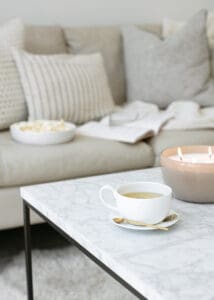  Cosy living space with sofa, blanket, and tea – a calming environment for nervous system reset and relaxation.